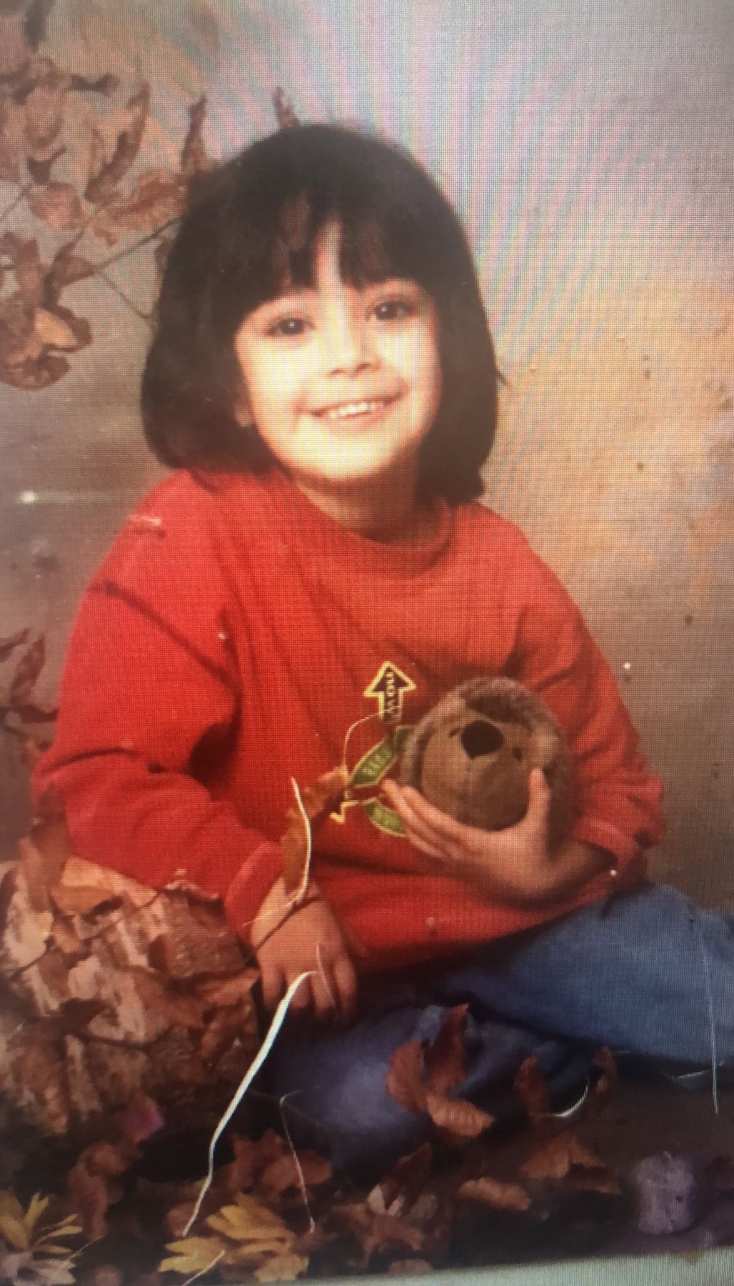 Kindheitsfoto mit rotem Pullover